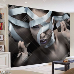 Tranh spa người mẫu cá tính tạo dáng bên tấm kính