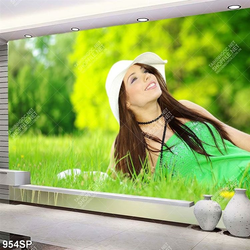 Tranh spa cô gái xinh đẹp nằm trên thảm cỏ xanh