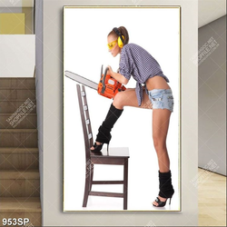 Tranh cô gái cá tính với máy cưa trên tay treo tường spa