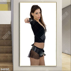 Tranh spa cô gái tạo dáng cá tính