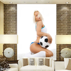 Tranh người mẫu nóng bỏng bên quả bóng treo spa