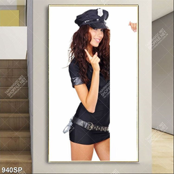 Tranh spa cô gái xinh đẹp bên bức tường trắng