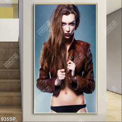 Tranh người mẫu bikini với gương mặt cuốn hút treo spa