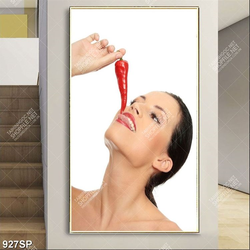 Tranh spa cô gái tạo dáng với trái ớt đỏ