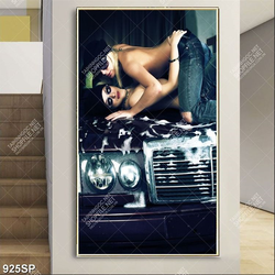 Tranh spa hai cô gái bán khỏa thân tạo dáng trên nắp capo otô