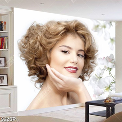Tranh cô gái xinh đẹp quyến rũ với mái tóc xoăn treo tường spa