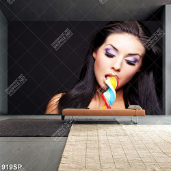 Tranh cô gái với chiếc kẹo sắc màu treo spa