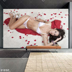 Tranh người mẫu sexy nằm tạo dáng trên thảm lông trắng treo spa