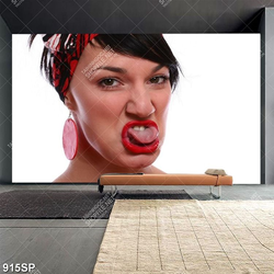 Tranh cô gái với biểu cảm gương mặt thú vị treo spa