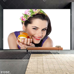 Tranh treo spa cô gái xinh đẹp nở nụ cười bên chiếc bánh trái cây