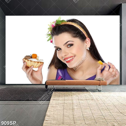 Tranh spa cô gái cười rạng rỡ và chiếc bánh ngon