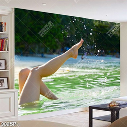 Tranh đôi chân nghịch nước trên tường spa
