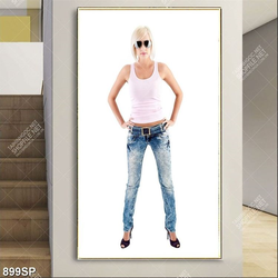 Tranh cô gái mang kính đen đứng tạo dáng treo spa