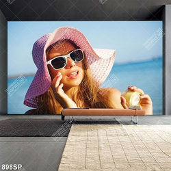 Tranh treo spa cô gái đón nắng bên bãi biển