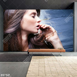 Tranh cô gái nhắm đôi mắt tạo dáng bên tường