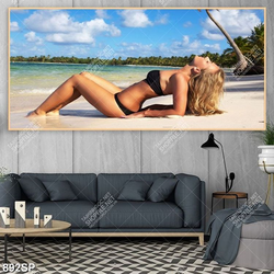 Tranh người mẫu bikini tạo dáng bên bãi biển treo spa