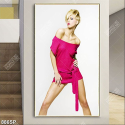 Tranh người mẫu mặc váy hồng đứng tạo dáng