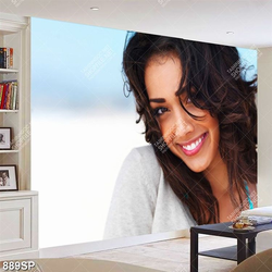 Tranh spa cô gái cười xinh đẹp cười rạng rỡ