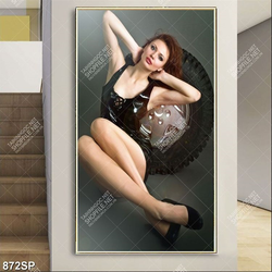 Tranh spa cô gái ngồi tạo dáng bên lốp xe otô