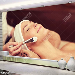 Tranh cô gái nằm chăm sóc da trong spa