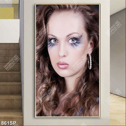 Tranh spa người mẫu makeup đôi mắt ấn tượng