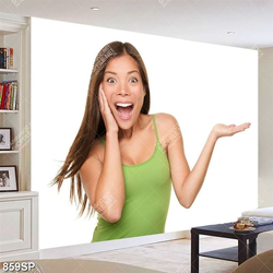 Tranh spa cô gái với biểu cảm bất ngờ trên gương mặt