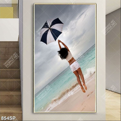 Tranh spa cô gái tung bay trên bãi biển