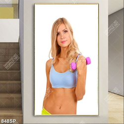 Tranh cô gái với thân hình săn chắc treo spa