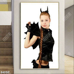 Tranh cô gái hoa thân người dơi treo spa