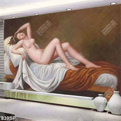 Tranh vẽ cô gái nằm khỏa thân trên giường treo spa