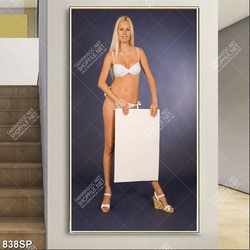 Tranh spa cô người mẫu mặc bikini tạo dáng với tấm bảng trắng