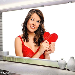 Tranh cô gái tạo dáng với trái tim đỏ treo spa