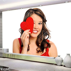 Tranh spa cô gái xinh đẹp cầm trái tim đỏ