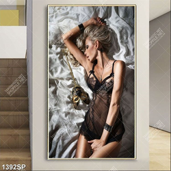 Tranh người mẫu mặc chiếc váy ngủ gợi cảm nằm trên giường