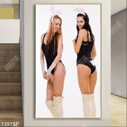 Tranh hai người mẫu diện bikini đen treo spa