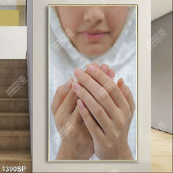 Tranh đôi bàn tay của cô gái trẻ