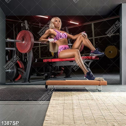 Tranh cô gái với thân hình săn chắc trong phòng gym