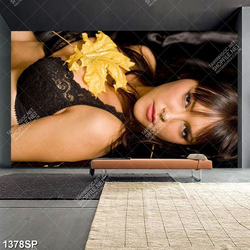 Tranh người mẫu xinh đẹp với chiếc lá vàng đặt trên ngực