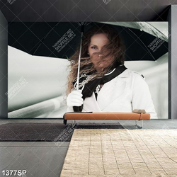 Tranh cô gái che chiếc dù đen đứng dưới mưa