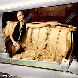 Tranh người phụ nữ sang trọng ngồi trên sofa