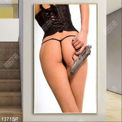 Tranh vòng 3 hấp dẫn của người mẫu trẻ treo spa