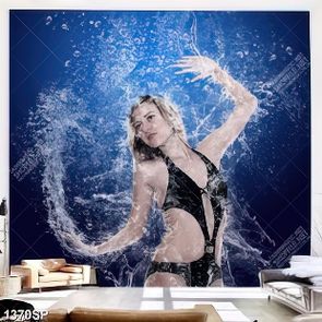 Tranh nghệ thuật cô gái mặc bikini đứng trong làn nước