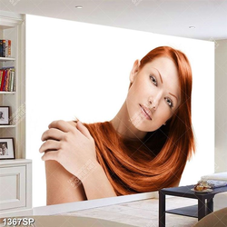 Tranh người mẫu với mái tóc dài nhuộm nâu nổi bật