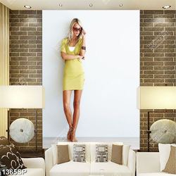 Tranh cô gái mặc chiếc váy màu xanh đứng dựa tượng