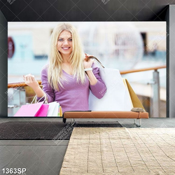 Tranh cô gái tóc vàng với những túi đồ trên tay