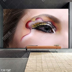 Tranh đôi mắt được make up nghệ thuật