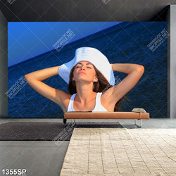 Tranh cô gái nhắm mắt tận hưởng không khí trong lành