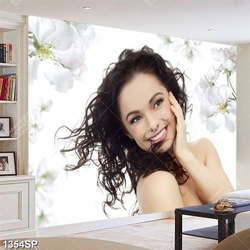 Tranh cô gái cười rạng rỡ