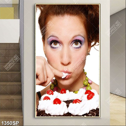 Tranh treo spa người mẫu nếm bánh kem