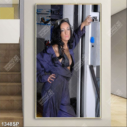 Tranh nữ nhân viên sexy sữa xe ô tô